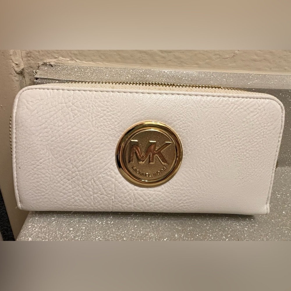 Wallet changeable to strapped clutch white and gold